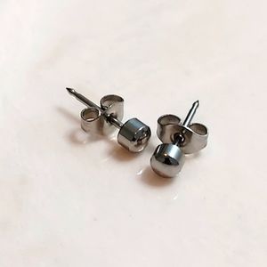 Gunmetal stud earings